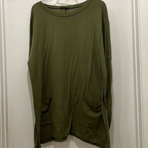 Coeur de Vague long sleeved green T-shirt with front pockets. Size 3 XL.